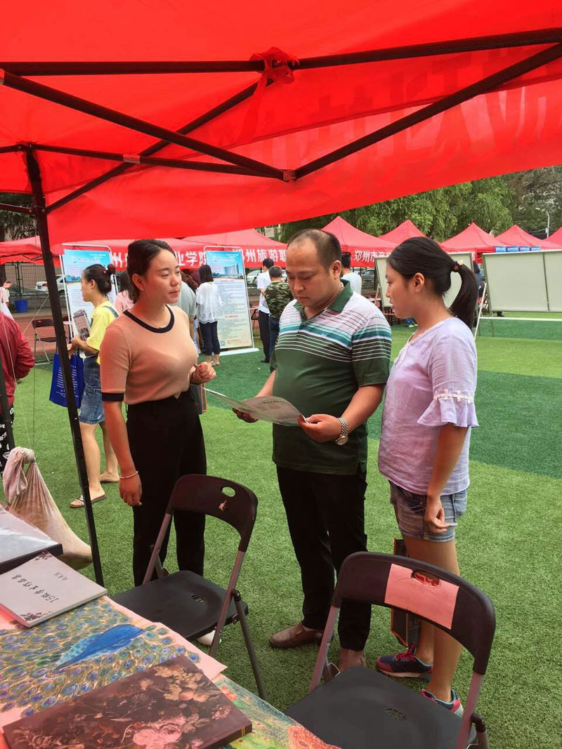 必赢76net线路官网姜歌歌老师在给咨询学生和家长沟通